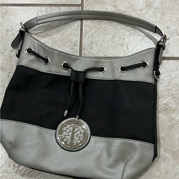Beautiful Black y silver purse 👛 - Picture 5 of 8